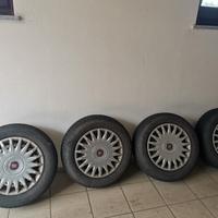 Pneumatici invernali Dunlop 195/65R15 con cerchio