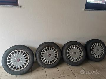 Pneumatici invernali Dunlop 195/65R15 con cerchio