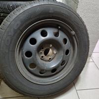 4 pneumatici invernali montati su cerchi in ferro