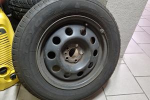 4 pneumatici invernali montati su cerchi in ferro