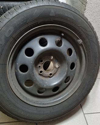 4 pneumatici invernali montati su cerchi in ferro