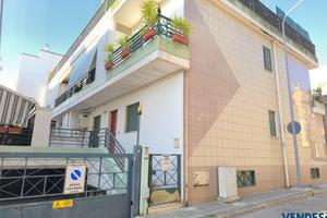 APPARTAMENTO DI 3 VANI CON BOX AUTO ZONA POSTA
