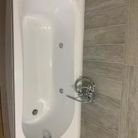 vasca da bagno con idromassaggio