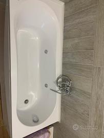 vasca da bagno con idromassaggio
