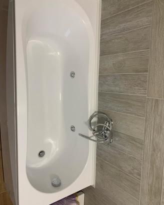 vasca da bagno con idromassaggio