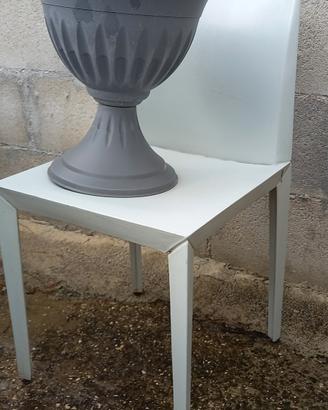 una sedia Frau e vaso