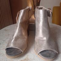sandalo in pelle dorato 