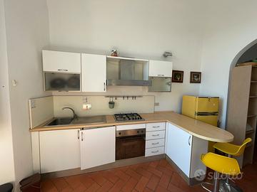 Cucina completa con frigorifero, forno, fornelli