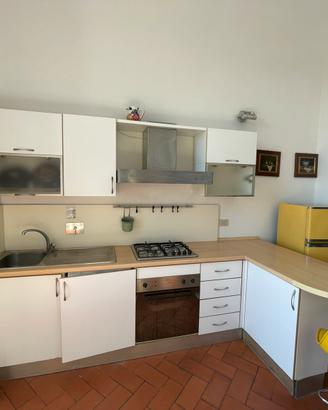 Cucina completa con frigorifero, forno, fornelli