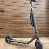Segway Ninebot ES4 Monopattino elettrico con App