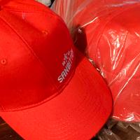 Cappellini colore rosso, nuovi in stock