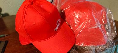 Cappellini colore rosso, nuovi in stock