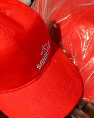 Cappellini colore rosso, nuovi in stock