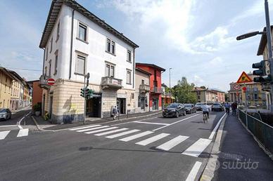 Palazzo / Stabile di 422 m² con 4 locali a Seriate