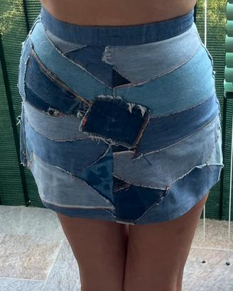Minigonna con ritagli di jeans