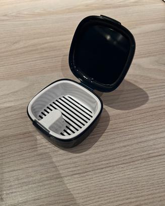 Porta apparecchio dentale con griglia e coperchio