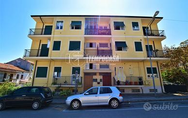 Primo Piano di 100 mq con balconi e garage.