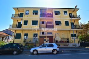 Primo Piano di 100 mq con balconi e garage.