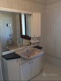 Mobiletto bagno con specchiera