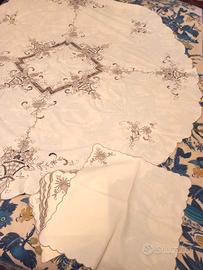 Antica tovaglia rotonda ricamata