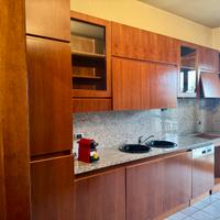 Cucina in legno massello e piano in marmo