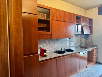 Cucina in legno massello e piano in marmo