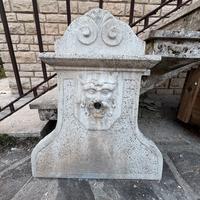 Parte di fontana da esterno decorata