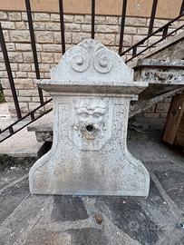 Parte di fontana da esterno decorata