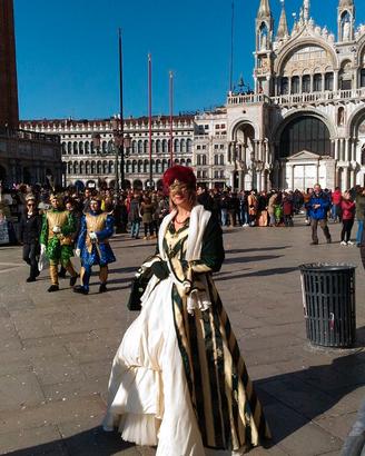 vestito ottocento in seta beige con soprabito