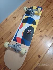 skateboard nuovo con protezioni