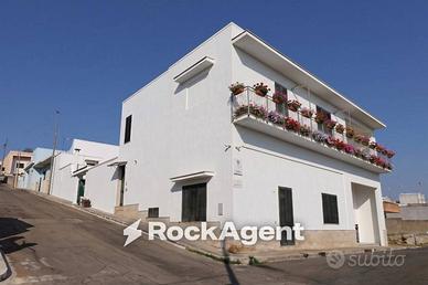 Casa indipendente di 438 m² con più di 5 locali a 