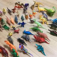 Dinosauri in plastica, due si illuminano al buio