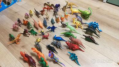 Dinosauri in plastica, due si illuminano al buio