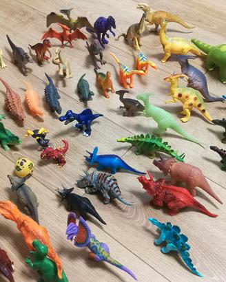 Dinosauri in plastica, due si illuminano al buio