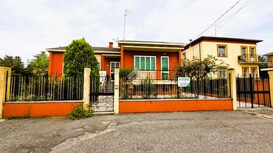 VILLA SINGOLA A MANTOVA