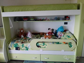 Cameretta bambini con letti a castello/scale/anta