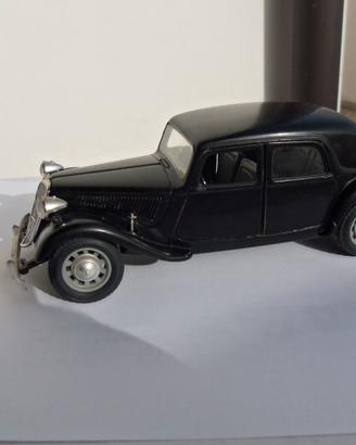 Burago scala 1-24=Citroen T.A. 15 CV-Discrete cond