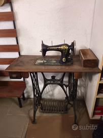 Macchina da cucire vintage centrale bobin