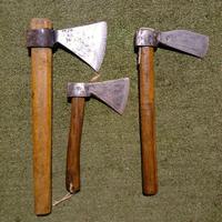 Tre accette forgiate a mano in ferro antiche