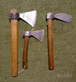 Tre accette forgiate a mano in ferro antiche