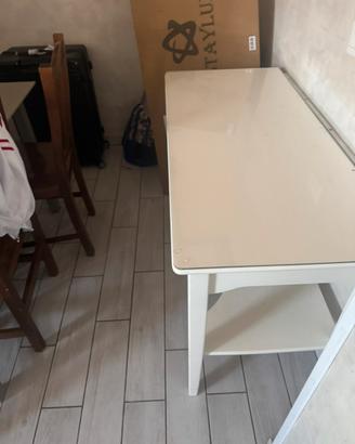 Scrivania in legno laccata