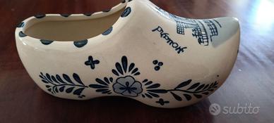 Scarpetta in ceramica olandese.