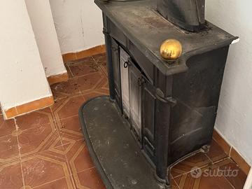 Stufa in in ghisa per legna 