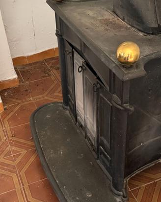 Stufa in in ghisa per legna 