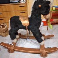 Cavallo a dondolo con ruote 