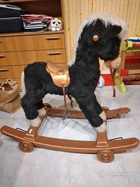 Cavallo a dondolo con ruote 