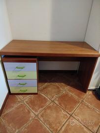 scrivania con cassettiera