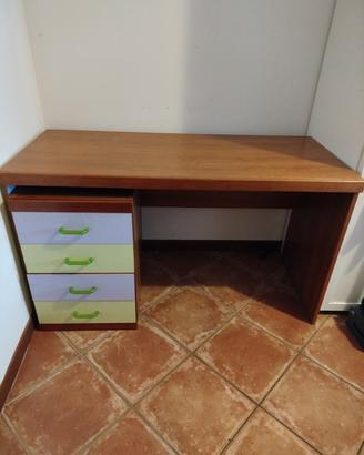 scrivania con cassettiera