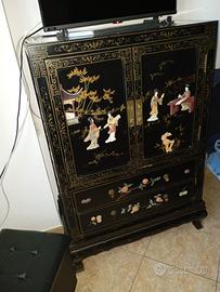 Mobili usati di vario genere.