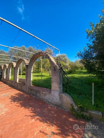 Maccia Crabili antico casale con vasto terreno